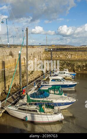 Il vecchio porto, ora un porto turistico sul lungomare di Porthcawl sulla costa meridionale del Galles. Foto Stock