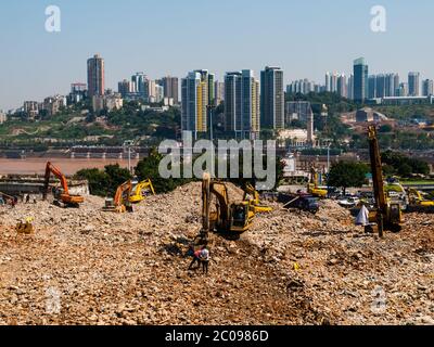 Gli escavatori demoliscono il vecchio edificio (Cina) Foto Stock