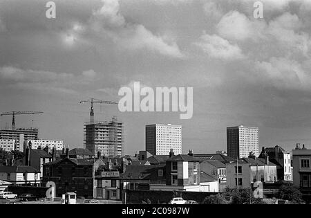 AJAXNETPHOTO. 3 AGOSTO 1968. PORTSMOUTH, INGHILTERRA. - CAMBIARE SKYLINE - PUB DELLE FERROVIE (A SINISTRA) SU GREETHAM STREET CHE CORRE DA SINISTRA A DESTRA IN PRIMO PIANO. DISTANTI SONO I BLOCCHI DELLA TORRE DELLA CITTÀ DI SOMERS IN COSTRUZIONE.PHOTO:JONATHAN EASTLAND/AJAX REF:356799 0 136 Foto Stock