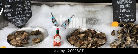 Whitstable Oysters in vendita, Whitstable Harbour, Whitstable Town, Kent County; Inghilterra; Regno Unito Foto Stock