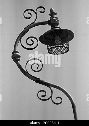 AJAXNETPHOTO. 14 SETTEMBRE 1969. PORTSMOUTH, INGHILTERRA. - CONVERTITO - LAMPADA DI STRADA VITTORIANA CON DECORAZIONE IN FERRO BATTUTO ORNATO IN TERRAZZA SYDENHAM VICINO FRATTON.PHOTO:JONATHAN EASTLAND/AJAX REF:3568156 17A Foto Stock