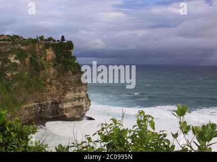 Tempio di Uluwatu sul bordo della costa a Bali, Indonesia. Uluwatu è la zona più famosa della penisola di Bukit a Bali, meglio conosciuta per il nome la Foto Stock