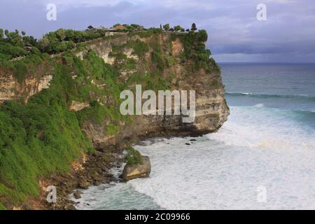 Tempio di Uluwatu sul bordo della costa a Bali, Indonesia. Uluwatu è la zona più famosa della penisola di Bukit a Bali, meglio conosciuta per il nome la Foto Stock