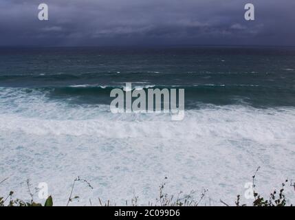 Prima della tempesta al tempio Uluwatu Bali, Indonesia. Uluwatu è l'area più popolare della penisola di Bukit a Bali, meglio conosciuta per il simbolo del famoso simbolo c Foto Stock