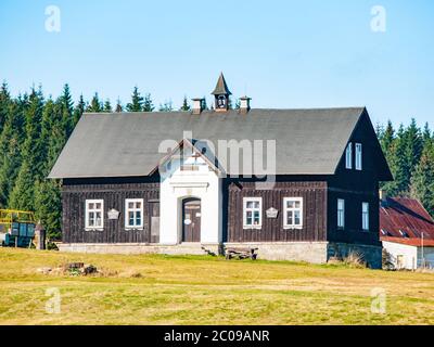 Museo delle montagne di Jizera nella costruzione di una vecchia scuola, Jizerka villaggio, Repubblica Ceca. Foto Stock