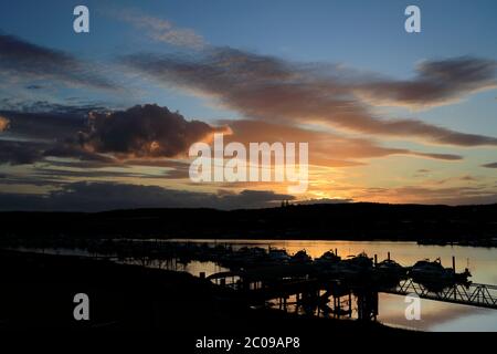 Tramonto sulle barche sul fiume Medway, Rochester City, Kent County, Inghilterra, Regno Unito Foto Stock