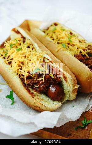 Cani di chili fatti in casa con formaggio cheddar, fuoco selettivo Foto Stock