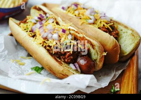 Cani di chili fatti in casa con formaggio cheddar, fuoco selettivo Foto Stock