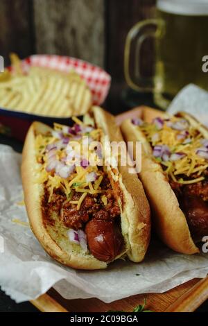 Cani di chili fatti in casa con formaggio cheddar, fuoco selettivo Foto Stock