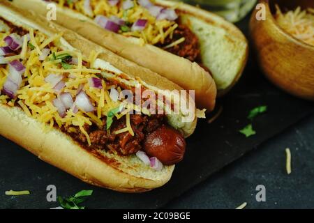 Cani di chili fatti in casa con formaggio cheddar, fuoco selettivo Foto Stock