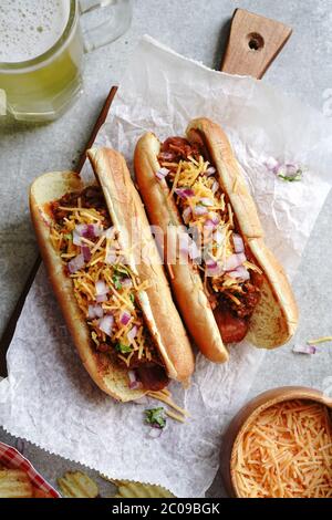 Cani di chili fatti in casa con formaggio cheddar, fuoco selettivo Foto Stock