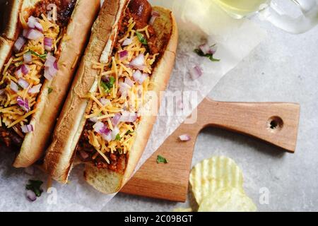 Cani di chili fatti in casa con formaggio cheddar, fuoco selettivo Foto Stock