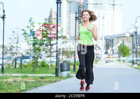 Donna jogging in città strada park. Foto Stock