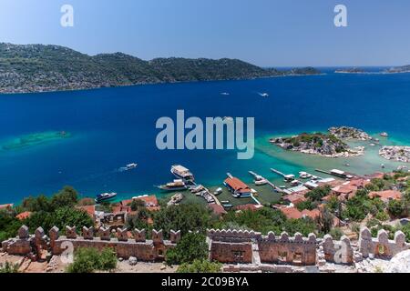 Vista di Kalekoy da alta quota, che è un luogo turistico favorevole di Antalya / Turchia. Ci sono molte Tombe reali intorno alla zona e barche da tour. Foto Stock