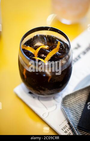 Bevanda frizzante con scorza d'arancia al caffè California Foto Stock