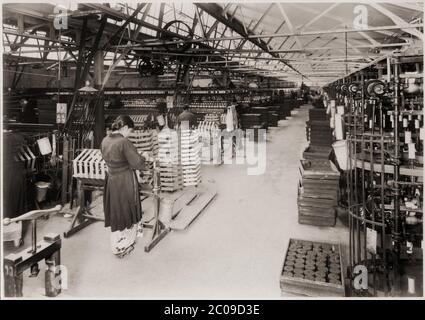 [ 1930 Giappone - fabbrica di seta ] - donne giapponesi che lavorano in una fabbrica di seta a Kyoto, 1937 (Showa 12). stampa d'argento in gelatina d'epoca del xx secolo. Foto Stock