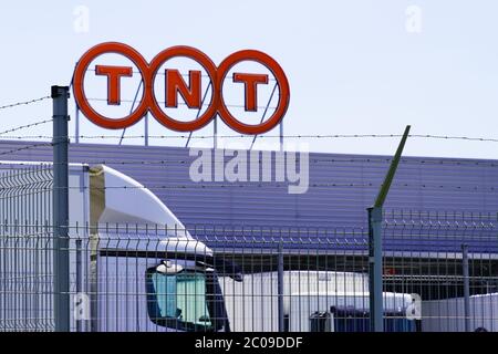 Bordeaux , Aquitaine / Francia - 06 01 2020 : marchio TNT su edificio industriale per la consegna internazionale di posta camion con servizi logistici Foto Stock