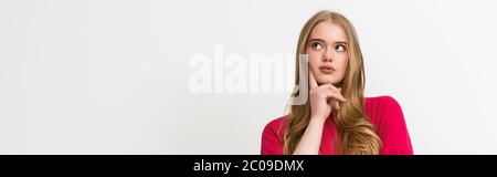 raccolto panoramico di giovane donna che tocca il viso e che guarda lontano isolato su bianco Foto Stock