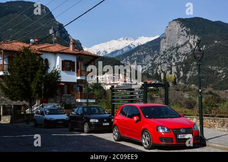 LITOCHORO, GRECIA - 12 APRILE 2015: Vista del Monte Olimpo innevato dal villaggio di Litochoro, Grecia. Foto Stock