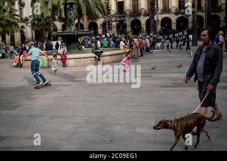 11 giugno 2020, Barcellona, Catalogna, Spagna: I vicini del quartiere Gotico si riuniscono presso il luogo turistico solitamente occupato di Plaza Real a Barcellona. Con il progressivo definamento, i barceloniani godono di luoghi della città che un tempo erano pieni di turisti prima della crisi pandemica del coronavirus. L'Unione europea chiede l'apertura delle frontiere interne entro giugno 15, il governo spagnolo intende attendere il 1° luglio. Credit: Jordi Boixareu/Alamy Live News Foto Stock