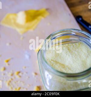 Mani della casalinga italiana che preparano pasta all'uovo per il pranzo di festa, ravioli e tortelli, pasta all'uovo ripiena di zucca e salsicce ripieno, per Foto Stock