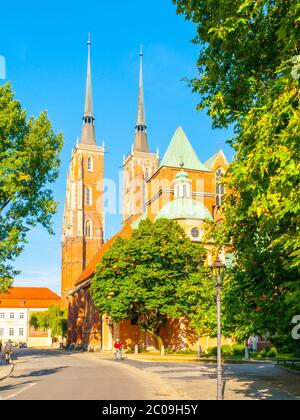 Cattedrale di San Giovanni Battista in stile gotico sull'isola di Tumski, Breslavia, Polonia. Vista posteriore dalla strada. Foto Stock