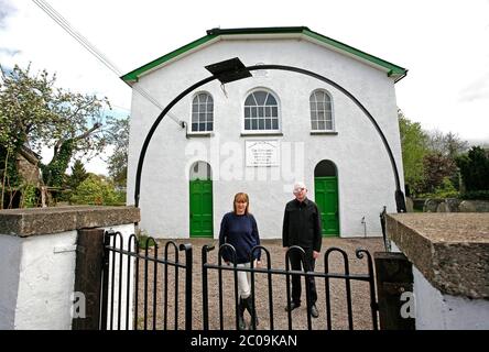 Alan McGee, l'imprenditore scozzese e l'esecutivo dell'industria musicale, ha ritratto con il suo partner fuori dalla cappella del Tabernacolo a Talgarth, che ha acquistato Foto Stock