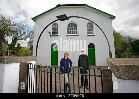 Alan McGee, l'imprenditore scozzese e l'esecutivo dell'industria musicale, ha ritratto con il suo partner fuori dalla cappella del Tabernacolo a Talgarth, che ha acquistato Foto Stock