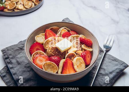 Minuscoli pancake di cereali e fragole Foto Stock