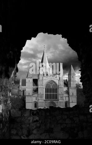 Vista serale sulla Cattedrale di Rochester, Rochester City, Kent County, Inghilterra, Regno Unito Foto Stock