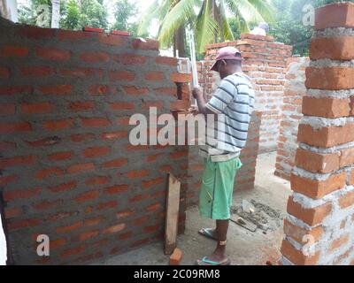 Uomini che lavorano su un cantiere, costruendo muri da mattoni. Colombo, Sri Lanka. Foto Stock