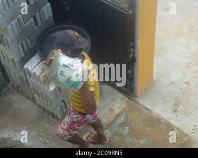 Uomini che lavorano su un cantiere, costruendo muri da mattoni. Colombo, Sri Lanka. Foto Stock