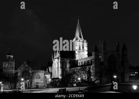 Vista serale sulla Cattedrale di Rochester, Rochester City, Kent County, Inghilterra, Regno Unito Foto Stock