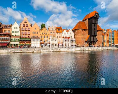 GDANSK, POLONIA - 25 AGOSTO 2014: Città vecchia di Danzica con il fiume Motlawa e la Crane. Foto Stock