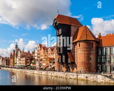 GDANSK, POLONIA - 25 AGOSTO 2014: Città vecchia di Danzica con il fiume Motlawa e la Crane. Foto Stock