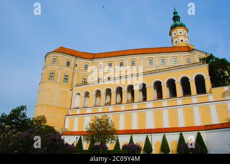 Castello di Mikulov con porticato tipico, torre e facciata gialla (Repubblica Ceca) Foto Stock