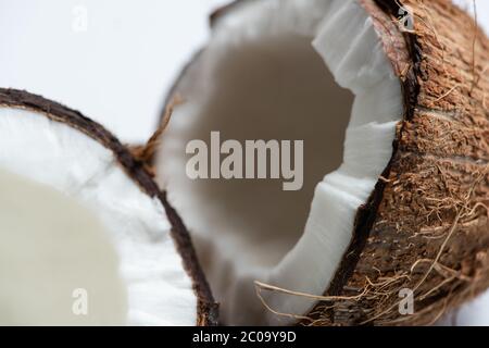 primo piano vista delle gustose metà di cocco su sfondo bianco Foto Stock