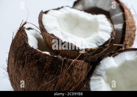 primo piano vista delle gustose metà di cocco su sfondo bianco Foto Stock