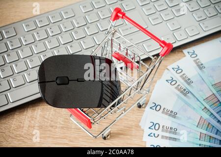 Carrello con mouse davanti alla tastiera del computer Foto Stock