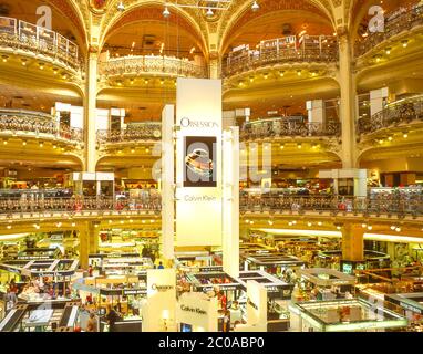 Cupola interna e gallerie, gallerie Lafayette department store, Boulevard Haussmann, Parigi, Île-de-France, Francia Foto Stock