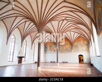 Il Grand Refettorio, la sala più grande del castello di Malbork con il bel soffitto a volta costolette gotiche, Polonia Foto Stock