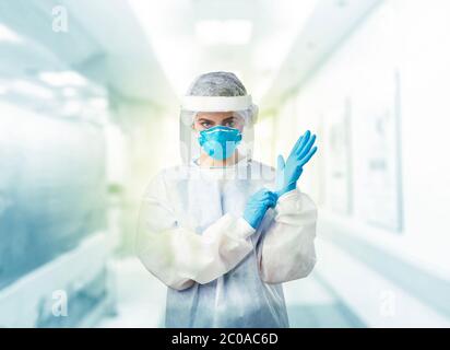 I medici nelle tute protettive e le maschere sono pronti per esaminare l'invecchiamento infetto nella zona di controllo dell'ospedale. Foto Stock