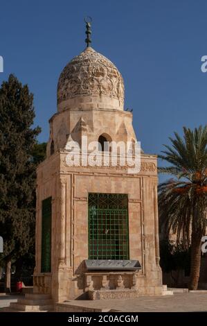 La Fontana di Qayt Bay o Sabil Qaitbay decorato con sculture in pietra arabescate a bassorilievo costruite nel 1455 su ordine Del sultano Mamluk Sayf ad-DIN Inal situato sul Spianata occidentale della cupola della roccia nel tempio Monte conosciuto ai musulmani come Haram esh-Sharif nel Città vecchia Gerusalemme Est Israele Foto Stock