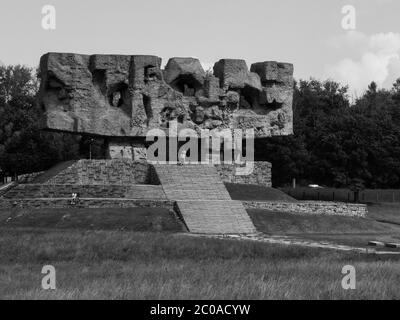 Monumento di lotta e martirio con scalinata nel campo di concentramento nazista Majdanek (Polonia). In bianco e nero. Foto Stock