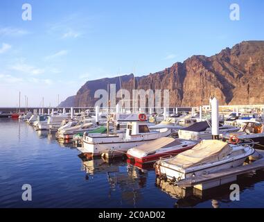 Barche da pesca in porto all'alba, Los Gigantes, Tenerife, Isole Canarie, Regno di Spagna Foto Stock