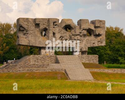Monumento di lotta e martirio con scalinata nel campo di concentramento nazista Majdanek (Polonia) Foto Stock