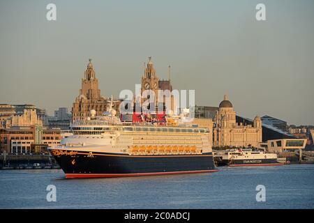 Disney Cruise Lines' Ship DISNEY MAGIC partendo dal magnifico lungomare di Liverpool con gli edifici Liver e Cunard che formano lo sfondo Foto Stock