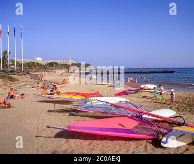 Tavole da windsurf con vele sulla spiaggia di Las Cucharas, Costa Teguise, Lanzarote, Isole Canarie, Spagna Foto Stock