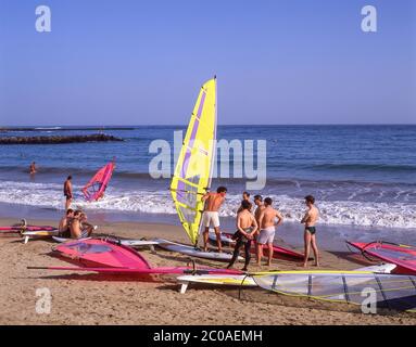 Istruzioni di windsurf, Las Cucharas Beach, Costa Teguise, Lanzarote, Isole Canarie, Spagna Foto Stock