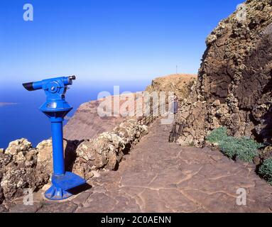 Telescopio binoculare al punto panoramico Mirador del Río, Risco de Famara, Lanzarote, Isole Canarie, Regno di Spagna Foto Stock